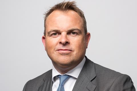 Dan Thomas, Isio